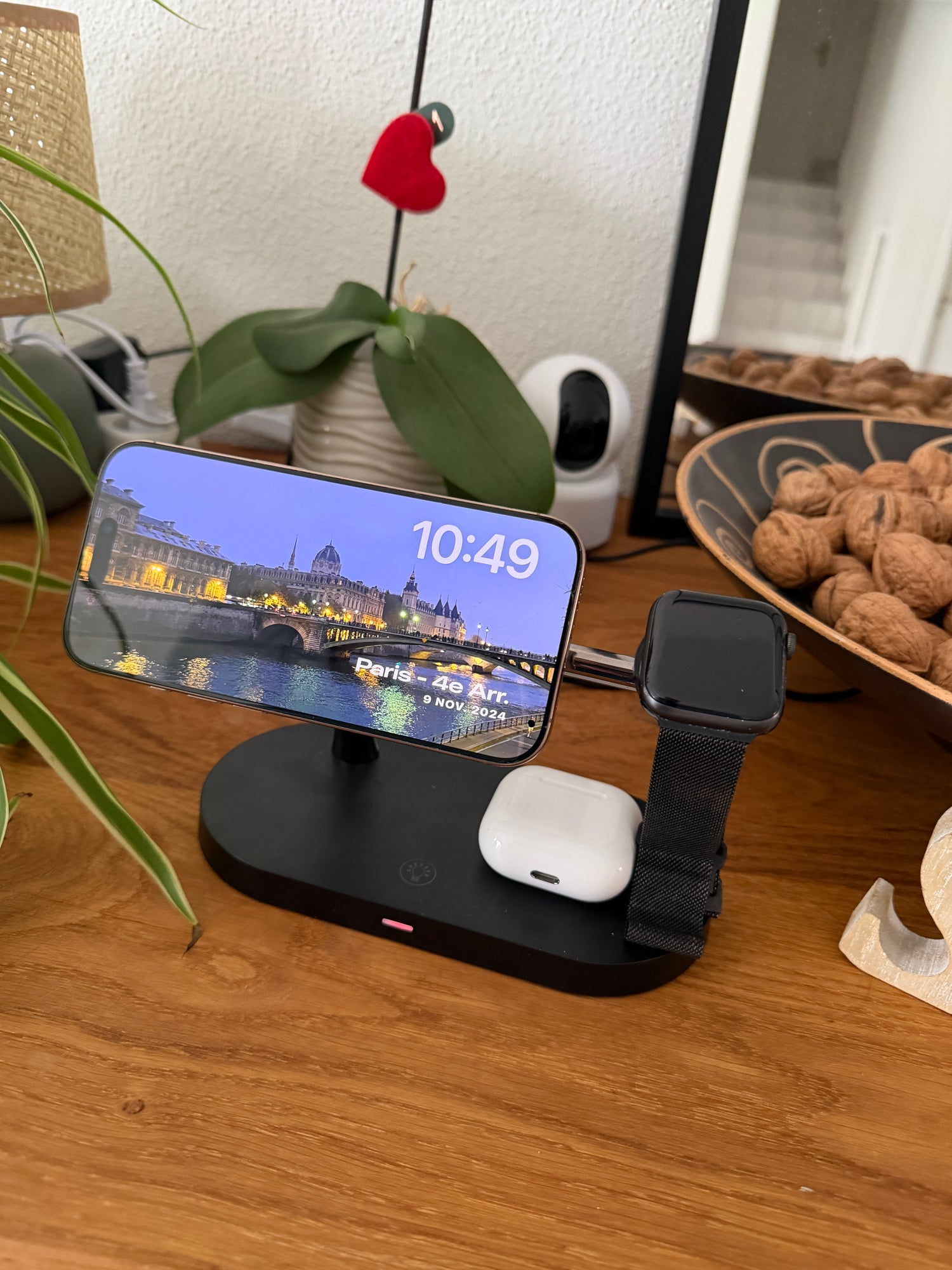  Station de charge magnétique MagCharge Pro 3-en-1 en blanc, recharge simultanée d’un iPhone, d’une Apple Watch et des AirPods, design épuré sans câbles visibles.