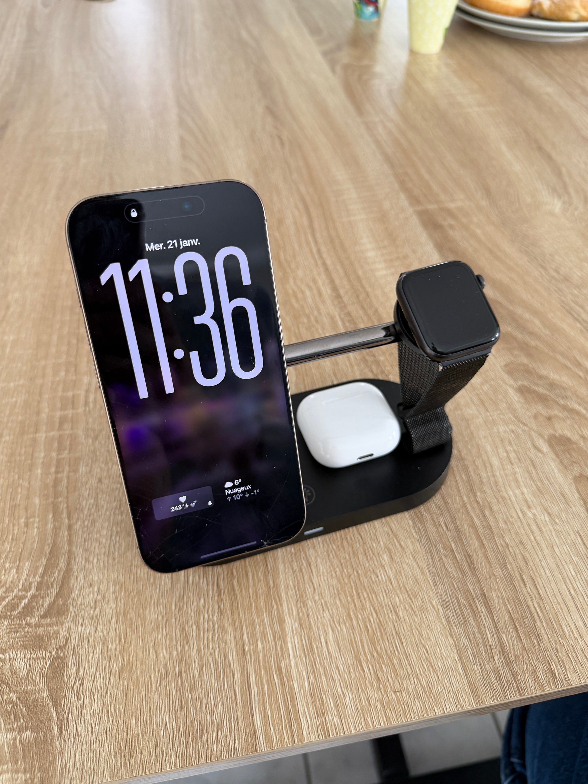 
Station de charge magnétique MagCharge Pro 3-en-1 en blanc, recharge simultanée d’un iPhone, d’une Apple Watch et des AirPods, design épuré sans câbles visibles.