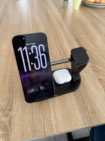 
Station de charge magnétique MagCharge Pro 3-en-1 en blanc, recharge simultanée d’un iPhone, d’une Apple Watch et des AirPods, design épuré sans câbles visibles.