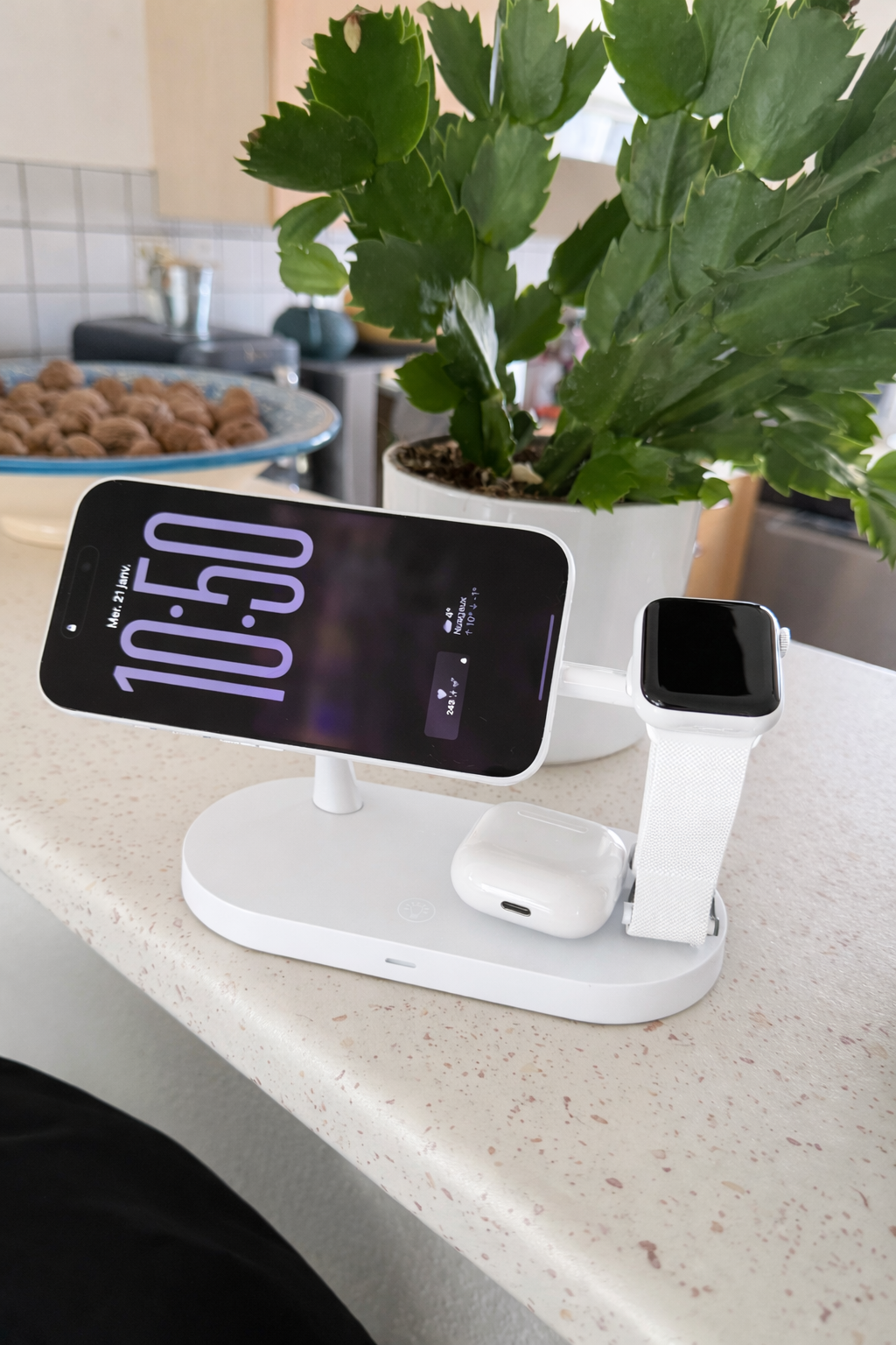 Station de charge magnétique MagChargePro 3-en-1 permettant de recharger simultanément un iPhone, une Apple Watch et des AirPods, design minimaliste noir, sans câbles visibles, posée sur un bureau en bois.
