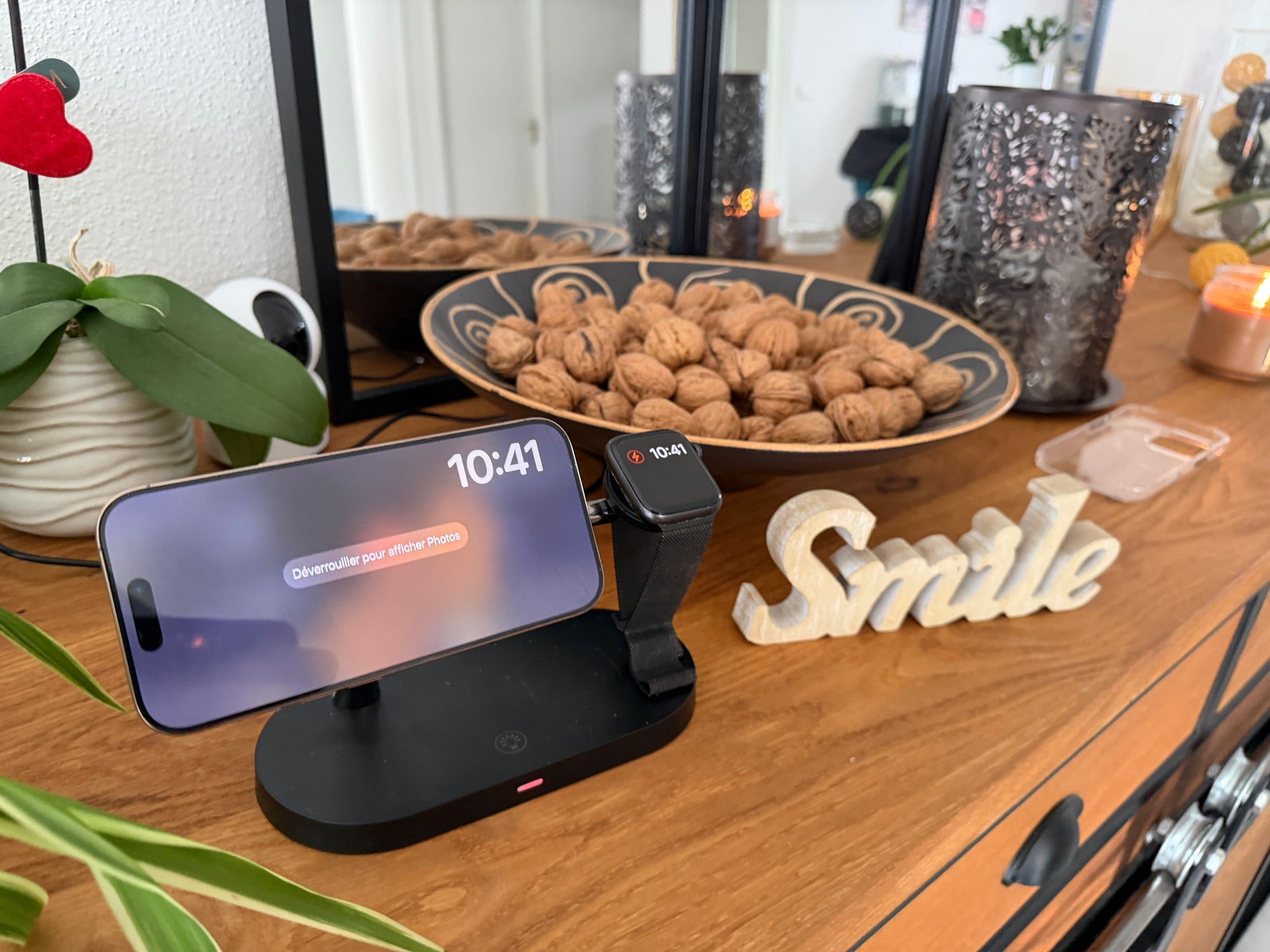 
Station de charge magnétique MagCharge Pro 3-en-1 en blanc, recharge simultanée d’un iPhone, d’une Apple Watch et des AirPods, design épuré sans câbles visibles.