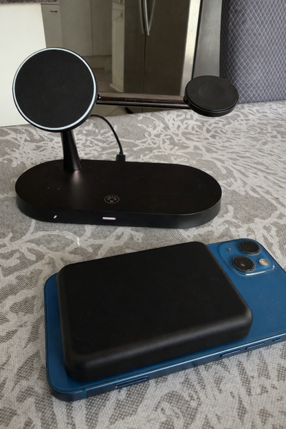 
Station de charge magnétique MagCharge Pro 3-en-1 en blanc, recharge simultanée d’un iPhone, d’une Apple Watch et des AirPods, design épuré sans câbles visibles.