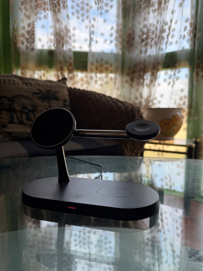 Station de charge rapide sans fil blanche sur table avec téléphone et Apple Watch