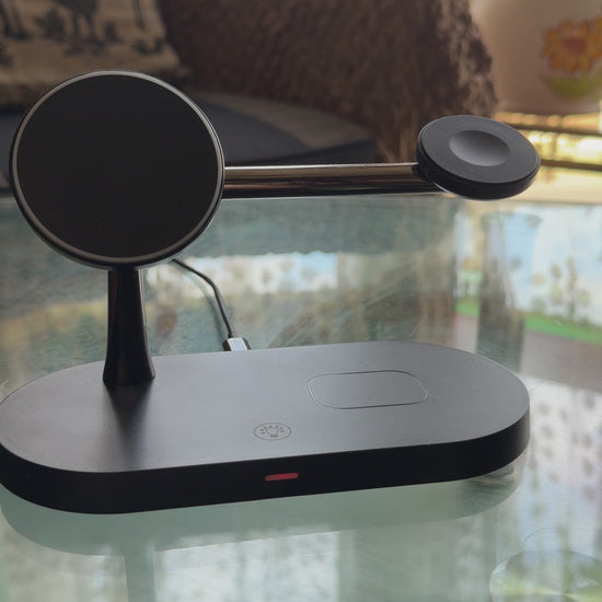 Station de charge magnétique 3-en-1 MagChargePro rechargeant simultanément un iPhone, des AirPods et une Apple Watch sur un support design premium.