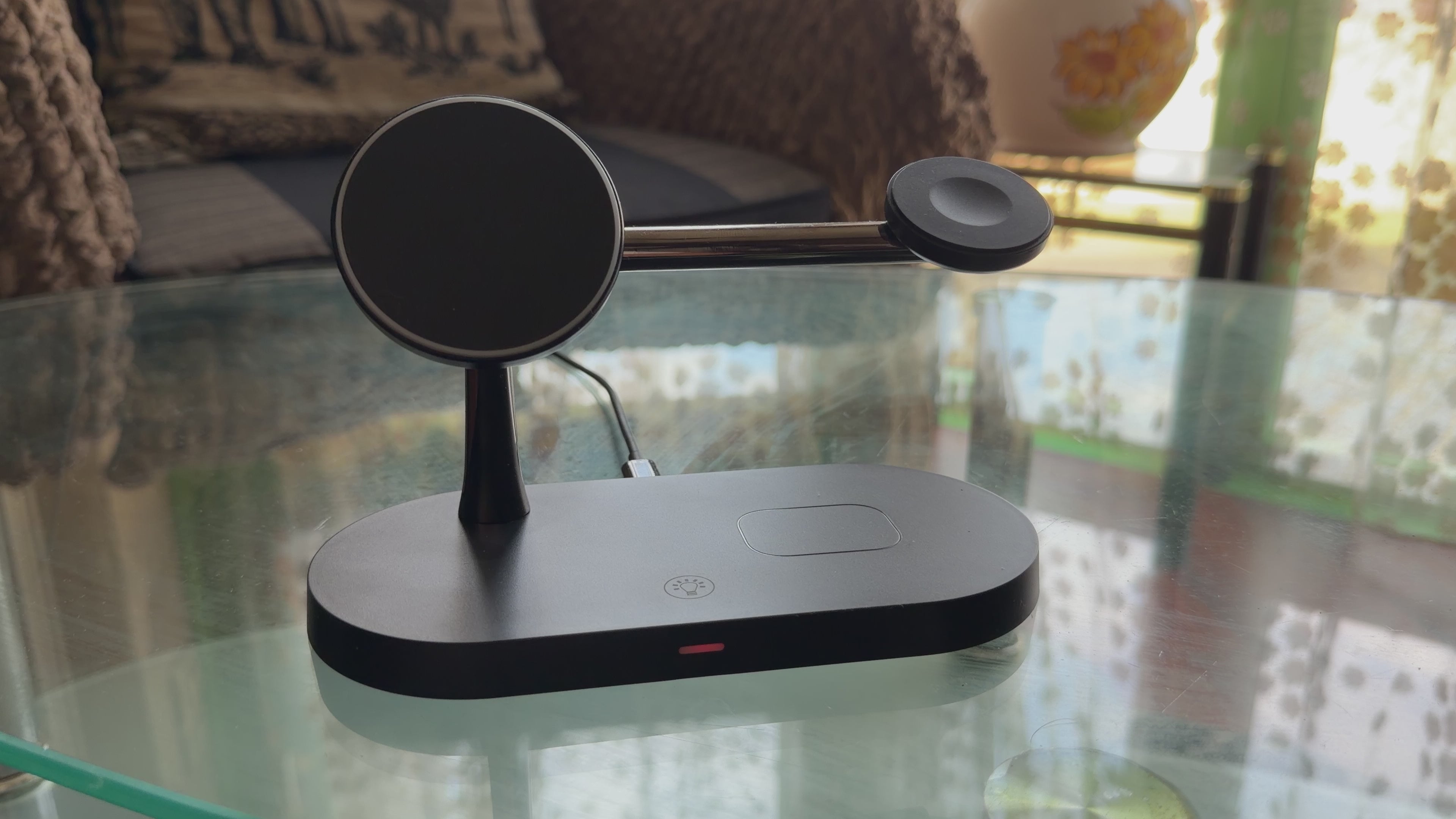 Load video: Station de charge magnétique 3-en-1 MagChargePro rechargeant simultanément un iPhone, des AirPods et une Apple Watch sur un support design premium.